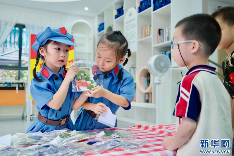 9月1日，福州市温泉幼儿园开展秋季开学系列活动，为孩子们送上别样的“开学第一课”。图为集齐闯关印章的孩子们，分享开学纪念小礼品。新华网发（福州市温泉幼儿园供图）