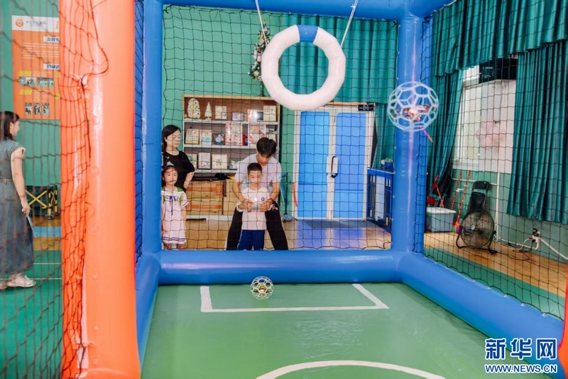 8月31日，福州市江南水都小学举办一年级新生入学仪式，推出“五育+AI”融合游园活动。图为充气场地上，新生体验特色无人机足球表演。新华网发（福州市江南水都小学供图）
