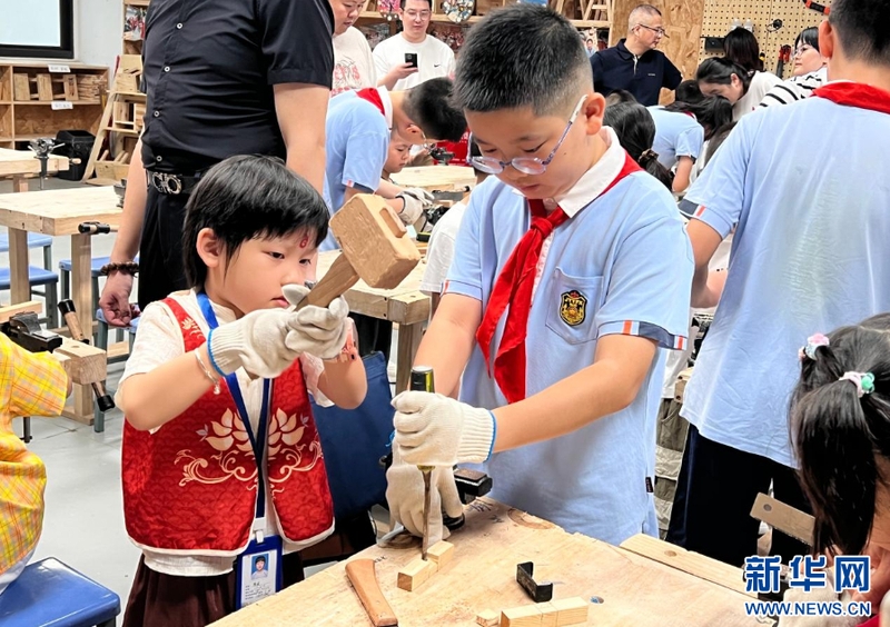 8月30日，福州教育学院附属第一小学举办一年级新生体验活动，新生们动手体验木工，感受手工造物的乐趣。新华网发（福州教育学院附属第一小学供图）