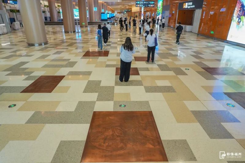 行李提取厅地面匠心打造百福图，寓意“踏福而来”。记者 包华 摄