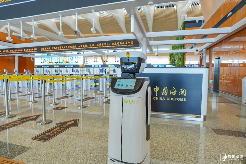 预安检区域，一次排队即可完成证件、人脸双核验。记者 包华 摄