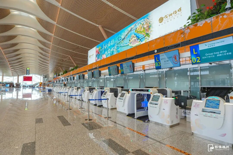 出发大厅共设置108个值机柜台。记者 包华 摄