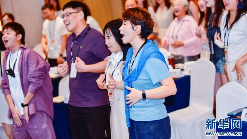 8月29日举行的阿卡贝拉无伴奏合唱专业课上，学员们从座位上起身，在导师带领下齐声开嗓、投入练习，神情专注而欢快。新华网发（主办方供图）