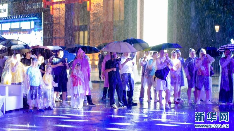 8月29日晚举行的2026海岛合唱大会开幕式暨“缤麒麟”奇妙夜海岛唱演活动遭遇暴雨，观众撑伞、身披雨衣坚守现场，湿漉漉的地面倒映舞台流光，成为本次海岛音乐周别样的浪漫画面。新华网发（主办方供图）