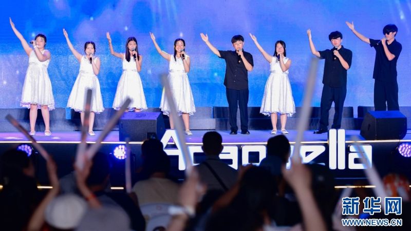 8月30日晚举行的“Voice Land”人声开麦夜&After Party活动上，来自韩国的Silver Stars人声乐团带来精彩的演出，台下观众高高举起荧光棒予以呼应，台上台下互动热烈。新华网发（主办方供图）