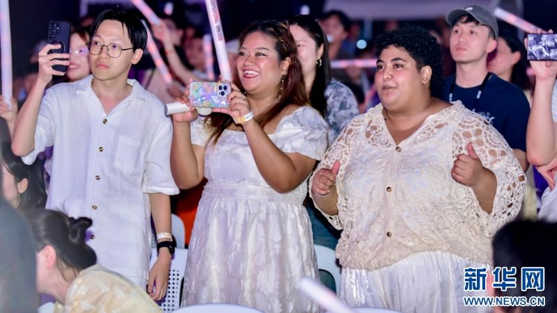 8月30日晚举行的“Voice Land”人声开麦夜&After Party活动上，来自新加坡的厄尔人声乐团成员在台下用手机记录演出精彩瞬间。新华网发（主办方供图）