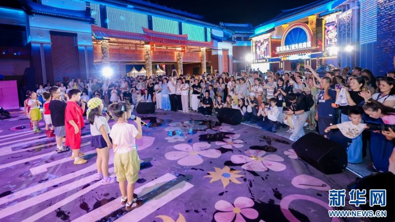 8月28日晚举行的“夏一站，台湾小镇”阿卡贝拉快闪活动现场，“满天星”童声清唱团登上舞台放声歌唱，台下观众驻足围观，海岛夜色与动人歌声交融。新华网发（主办方供图）