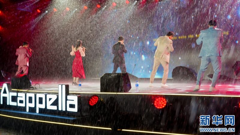 8月29日晚举行的2026海岛合唱大会开幕式暨“缤麒麟”奇妙夜海岛唱演活动遭遇暴雨，台上的韩国Voice Band EXIT人声乐团无惧风雨坚持完成演出，雨幕与舞台灯光交融，造就浪漫一幕。新华网发（主办方供图）