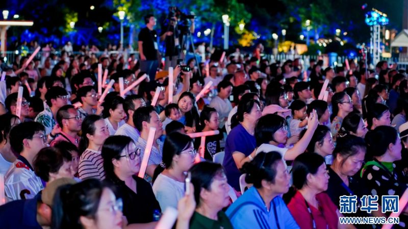 8月29日晚举行的2026海岛合唱大会开幕式暨“缤麒麟”奇妙夜海岛唱演活动现场，观众们手持荧光棒，沉浸在热烈的音乐氛围中。新华网发（主办方供图）