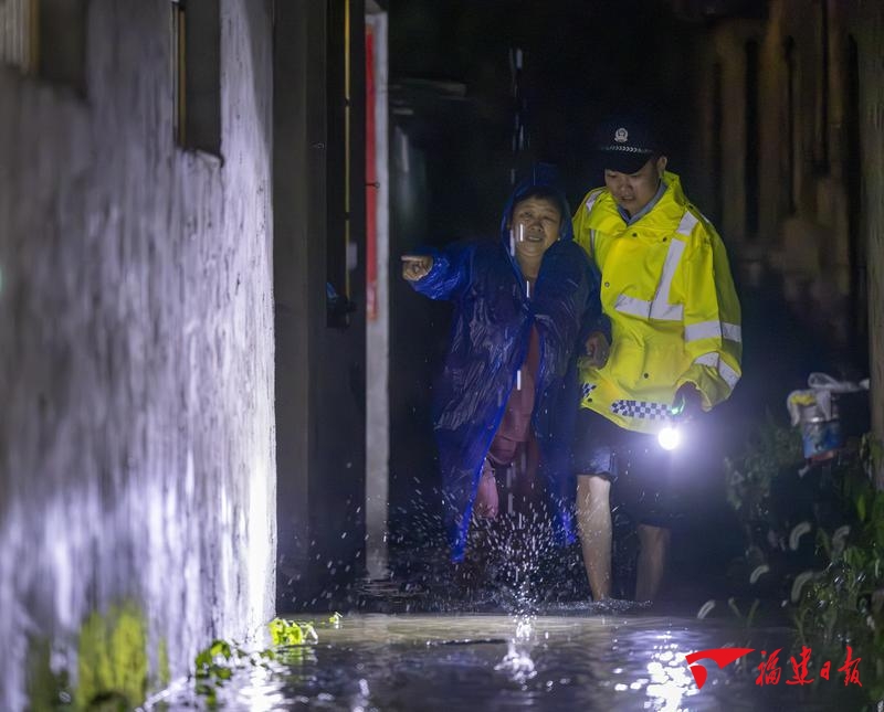 1日晚，民警紧急赶赴现场，护送行动不便的老人转移至安全地带。陈汉儿 林鸿达 摄