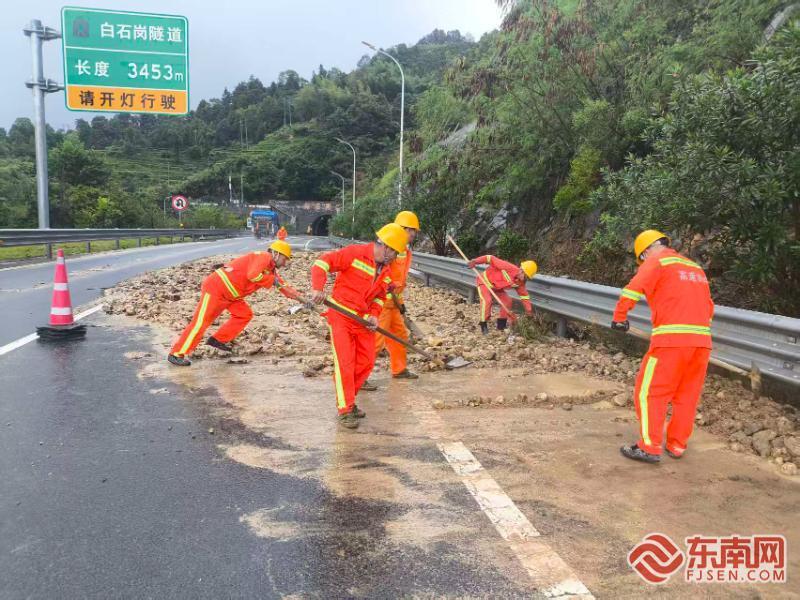 工作人员正在清理路面杂物。省高速集团宁德公司供图