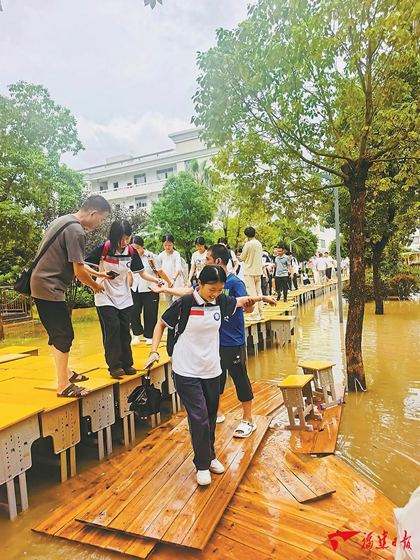 500张课桌搭出一条70米“安全通道”，福安职校3000余名学生安全转移。图为课桌搭起的“安全通道”。陈雅芳 摄