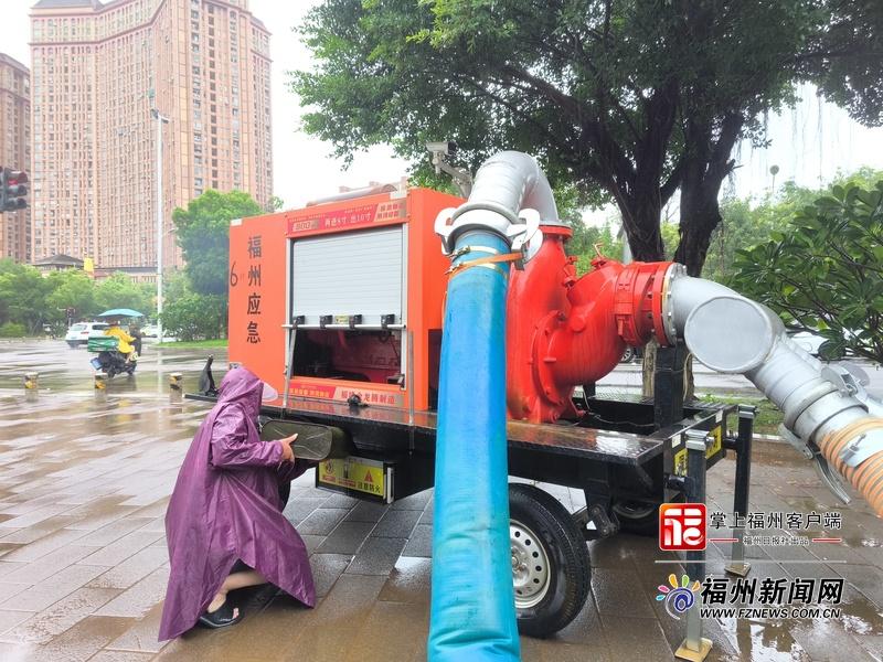 路段积水 闽侯上街镇全力开展排涝抢险