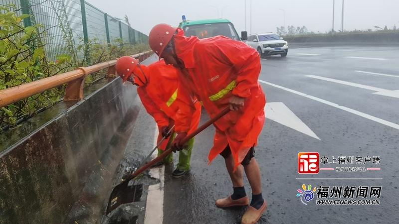 福州市环卫系统全力筑牢城区防汛保畅防线