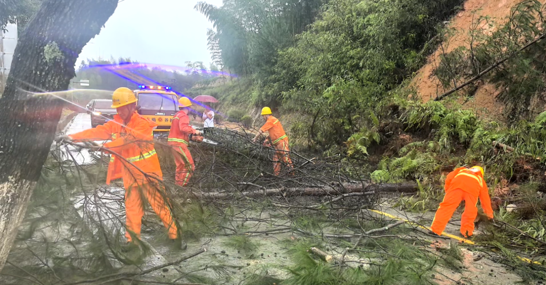 “沙德尔”再登陆，公路人风雨无阻护路畅！