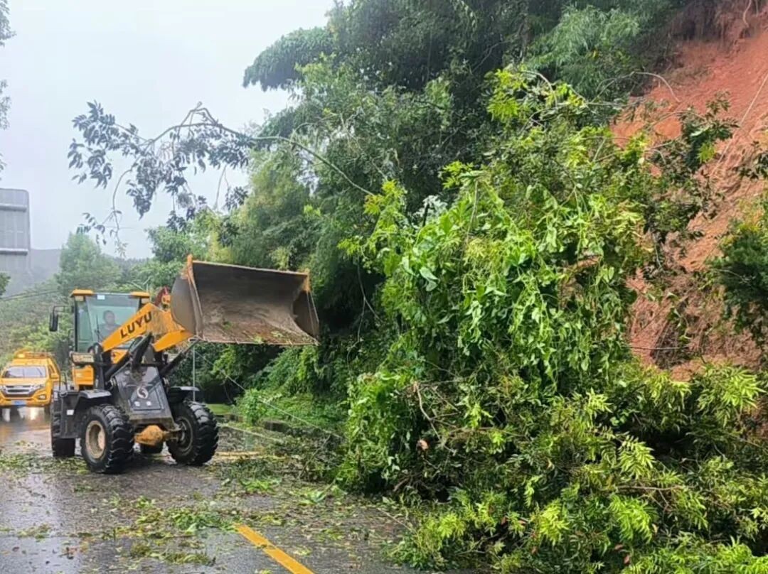 “沙德尔”再登陆，公路人风雨无阻护路畅！