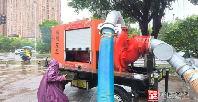 路段积水 闽侯上街镇全力开展排涝抢险