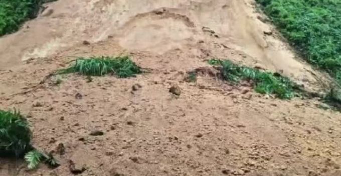 南靖公路人抢通救护车生命通道