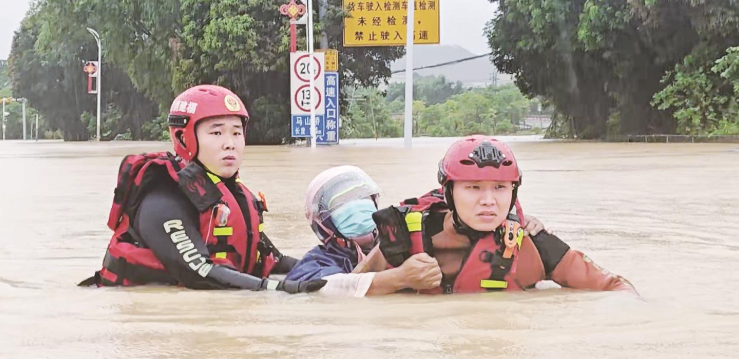 漳州消防：闻汛即动 救助被困群众