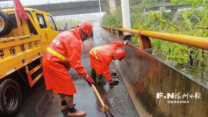 福州：风雨里，排险救援不停歇