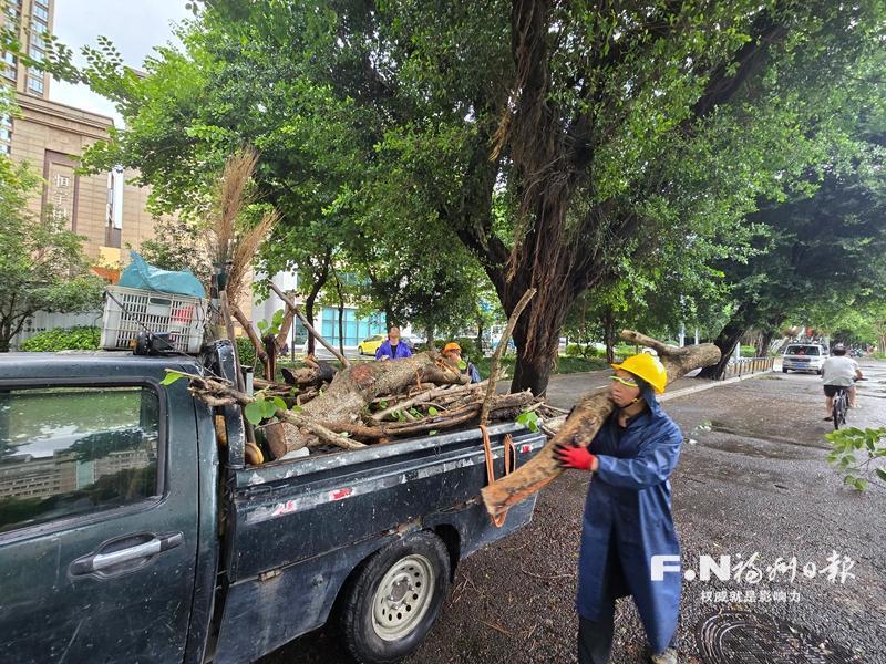 福州：风雨里，排险救援不停歇