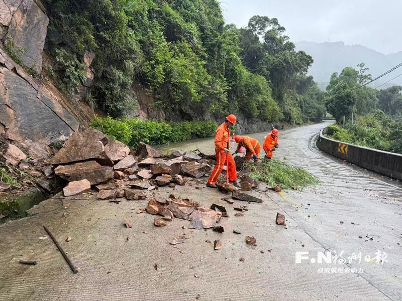 福州：风雨里，排险救援不停歇