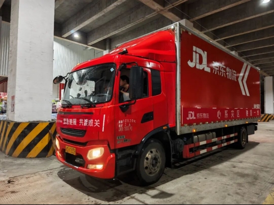 冒雨疾送！台风“沙德尔”再登陆，京东物流捐赠运输急需物资驰援莆田