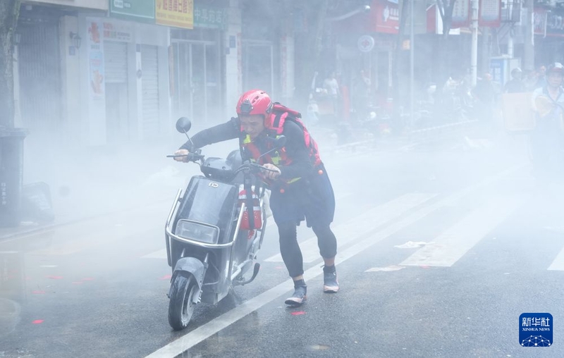 9月2日，消防救援人员在宁德福安市转移一辆涉水起火的电动自行车。新华社发