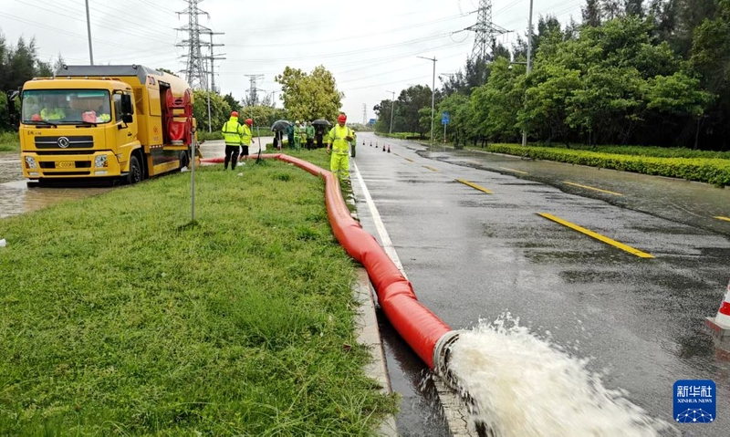 9月3日，福建省漳州市古雷开发区的抢险人员使用大型排水抢险泵车，抽排低洼路段道路积水。新华社发（詹照宇 摄）