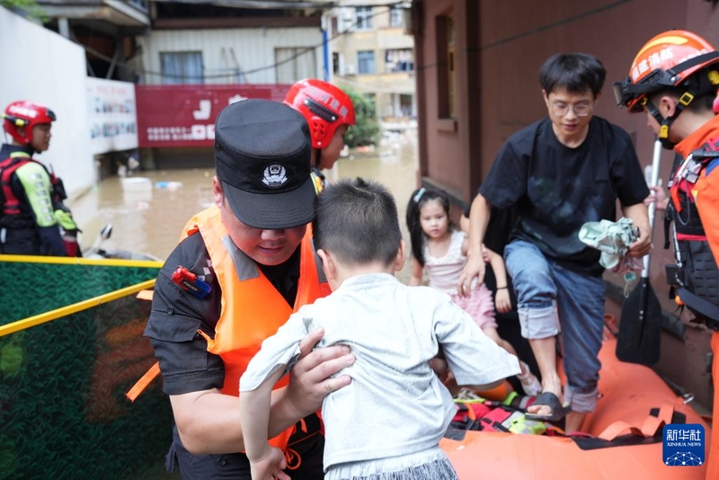 9月2日，消防救援人员在宁德福安市转移被困群众。新华社发