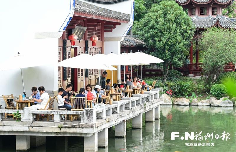 市民在黎明湖公园大众茶馆喝茶休闲。记者 石美祥 摄
