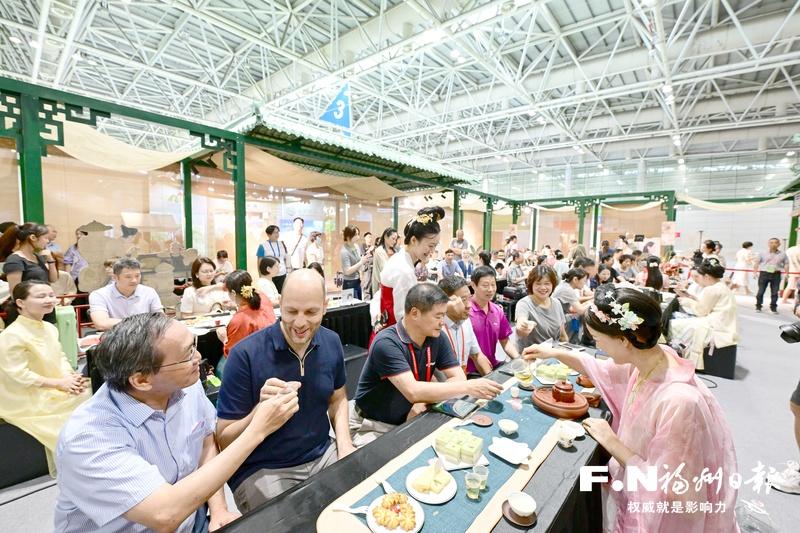 外国友人参加2025年9月在榕举办的茶交会“宋韵茶市·白露茶会”。记者 石美祥 摄