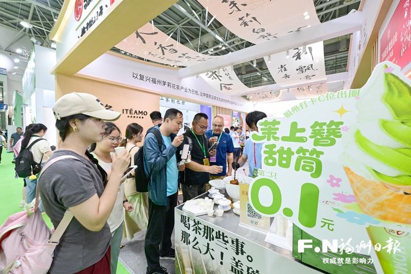 2025年茶交会上，市民品尝新式茶饮。记者 石美祥 摄
