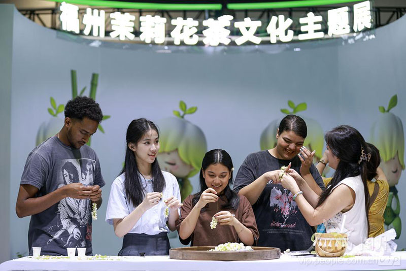 福州外语外贸学院留学生正在体验制作茉莉花手串。