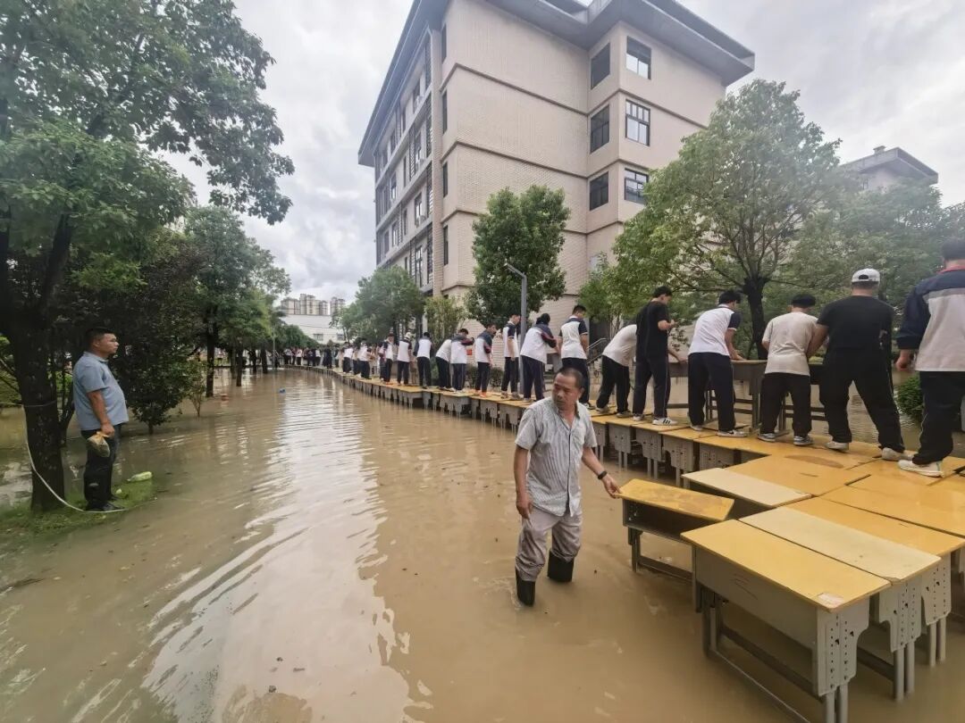 暖心“课桌桥”！三千多名学生洪水中安全撤离！