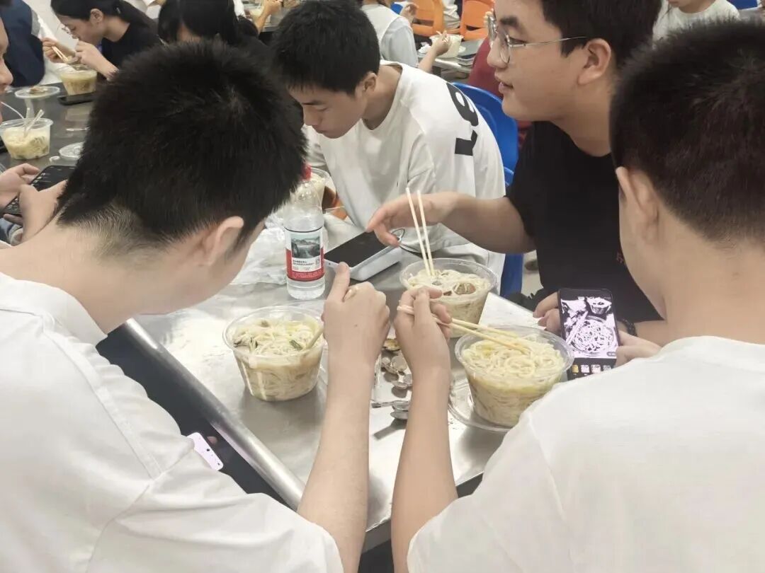 暖心“课桌桥”！三千多名学生洪水中安全撤离！