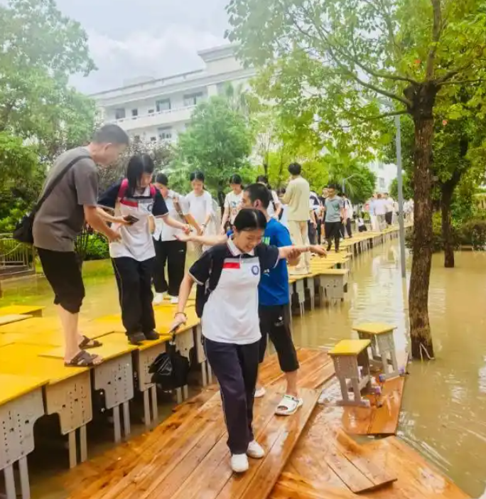 暖心“课桌桥”！三千多名学生洪水中安全撤离！