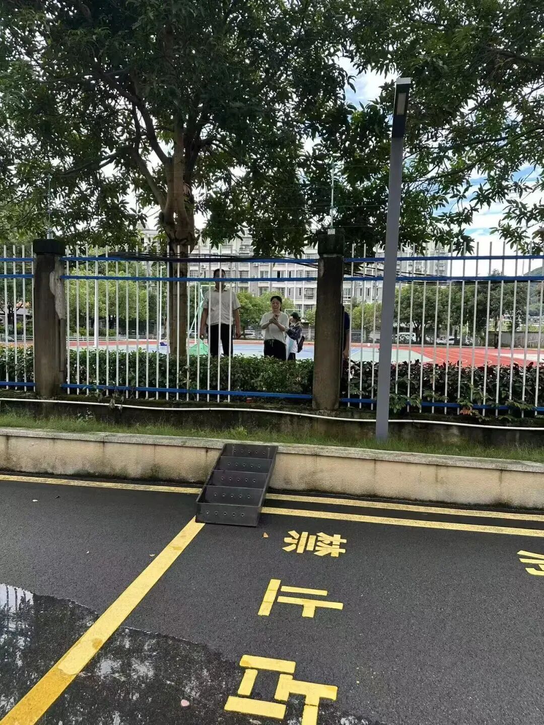 暖心“课桌桥”！三千多名学生洪水中安全撤离！