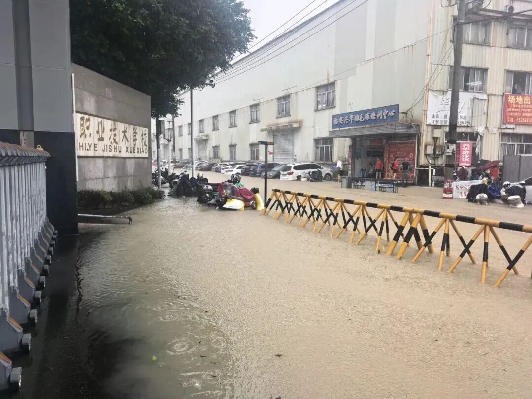 暖心“课桌桥”！三千多名学生洪水中安全撤离！