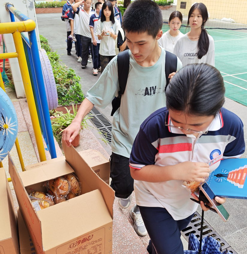 暖心“课桌桥”！三千多名学生洪水中安全撤离！