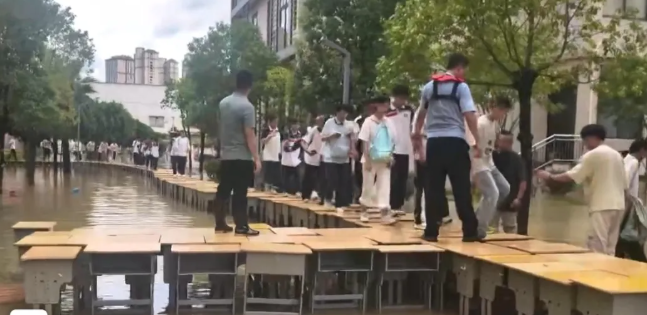 暖心“课桌桥”！三千多名学生洪水中安全撤离！