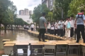 暖心“课桌桥”！三千多名学生洪水中安全撤离！