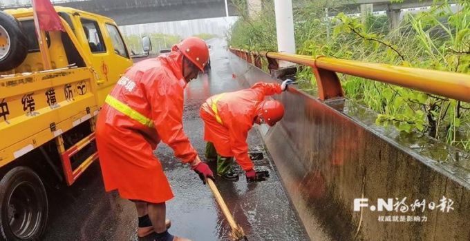 福州：风雨里，排险救援不停歇