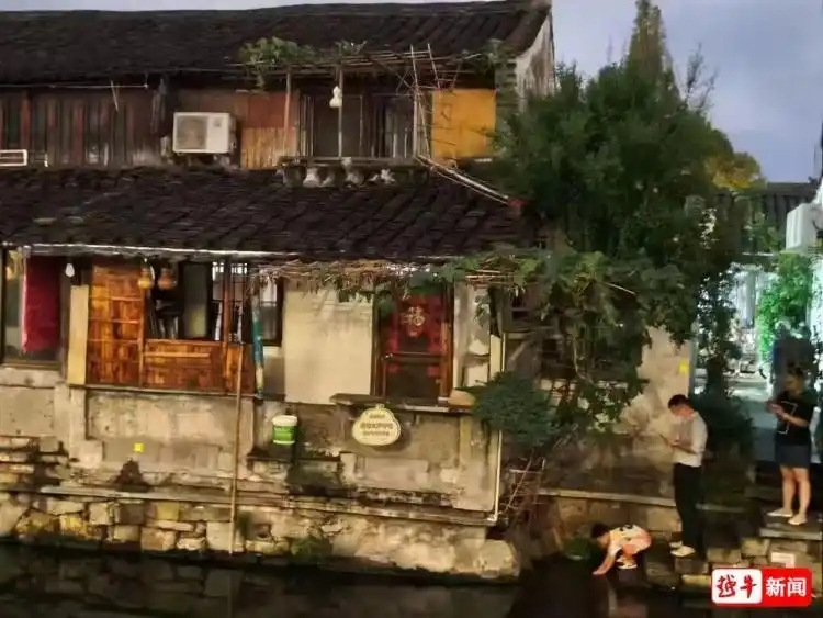 “葫芦娃爷爷”连夜剪下阳台7个葫芦：晚上奶奶头晕病发，游客量陡增，担心安全问题
