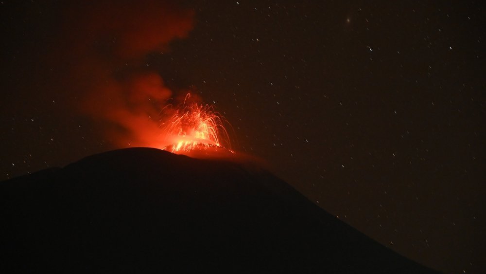 印尼东努沙登加拉省一火山喷发