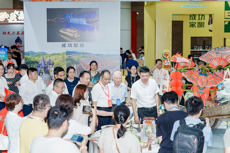 开馆仪式后，与会领导嘉宾巡视展馆。