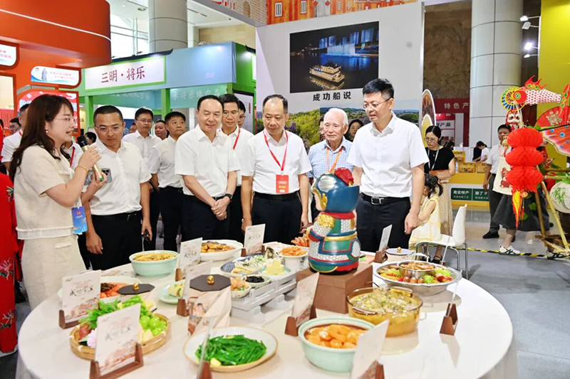 开馆仪式后与会领导嘉宾巡视展馆。南安融媒体供图