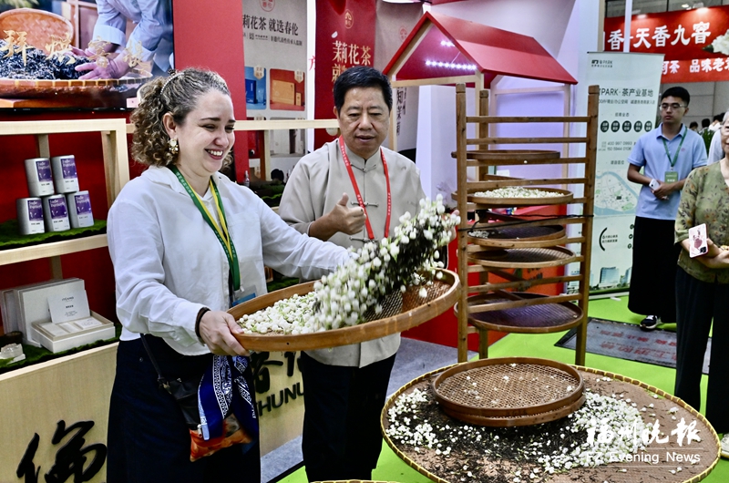 国际友人在茶交会上体验茉莉花茶制作技艺。记者 石美祥 摄