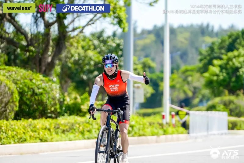 随后沿环岛东路完成20公里自行车骑行。