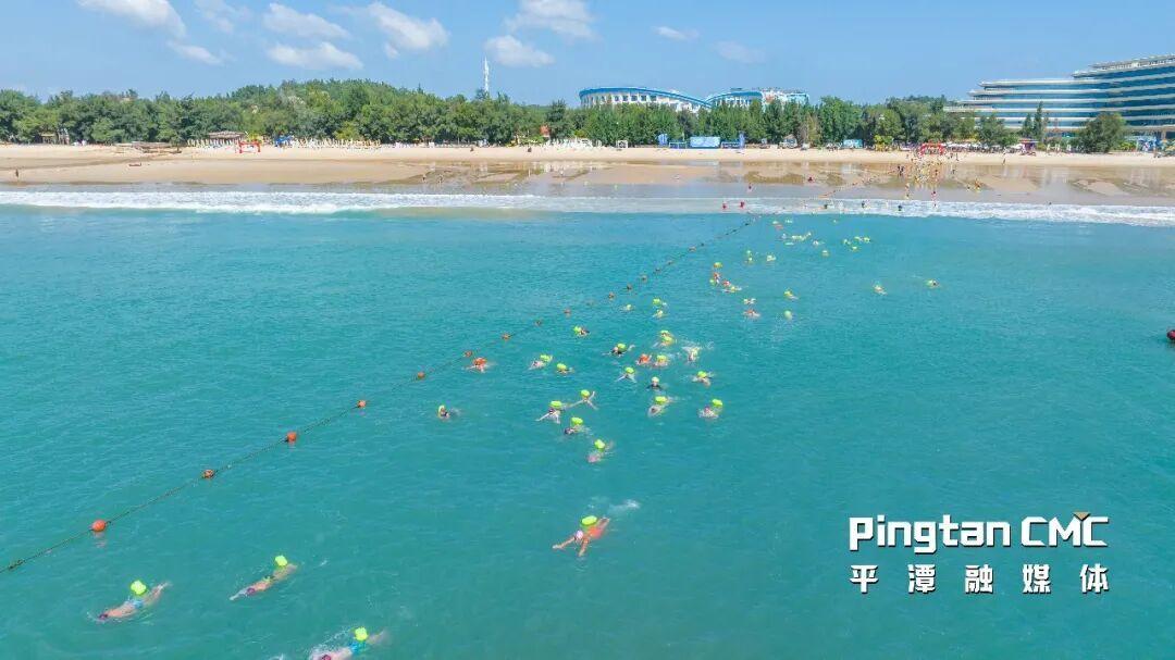 选手们纵身跃入浪涛翻涌的海域，劈波斩浪完成750米游泳。